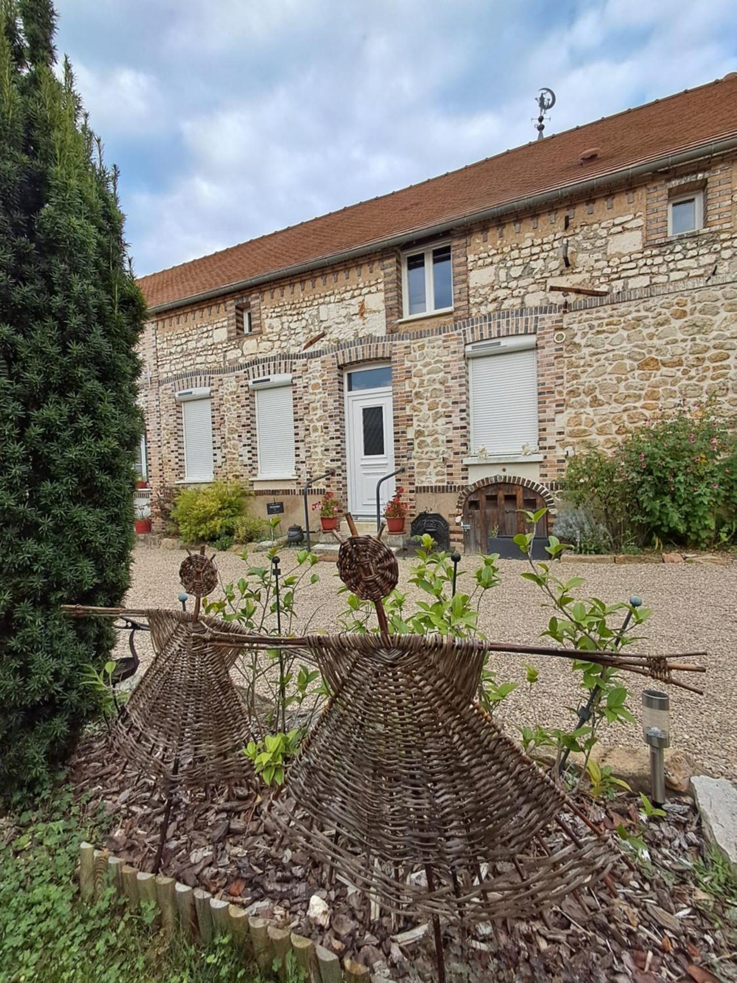 Maison Longere Les Camelias Vinneuf Exterior photo
